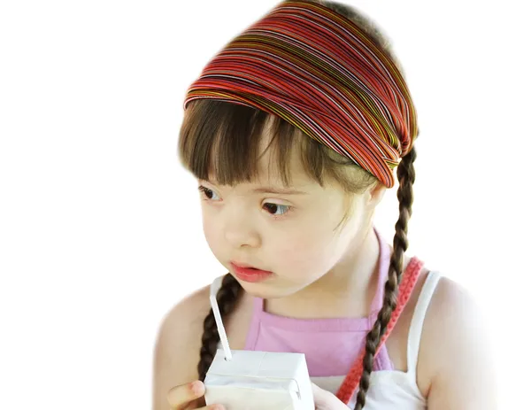 Portrait de petite fille avec boîte à jus blanche — Photo