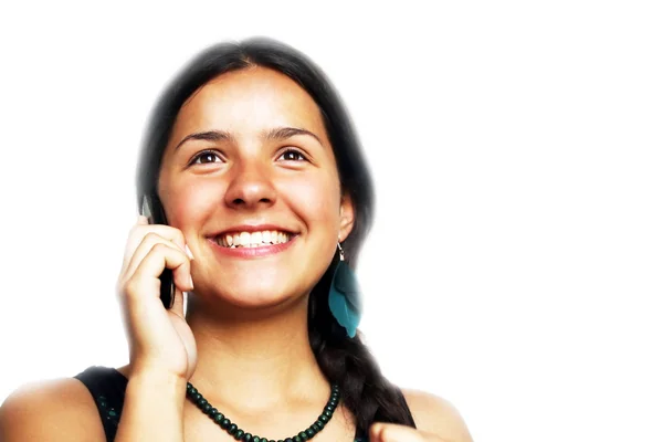 Attraktiva flicka leende under telefonsamtal på vit bakgrund. — Stockfoto