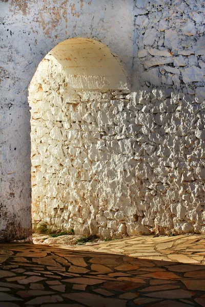 Porta de castelo de pedra velha em um estilo antigo - luz e escuridão — Fotografia de Stock