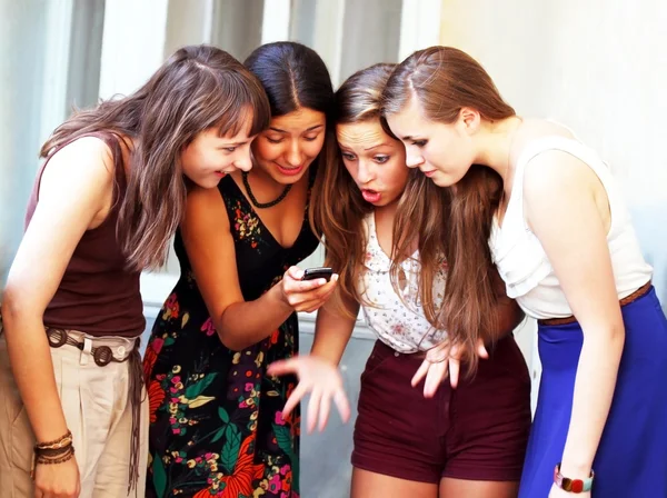 Mooie student meisjes tijdens telefoongesprek — Stockfoto