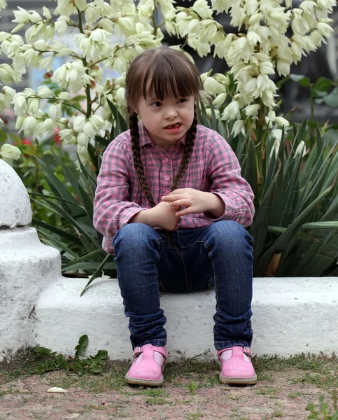 Portrait of beautiful young girl — Stock Photo, Image