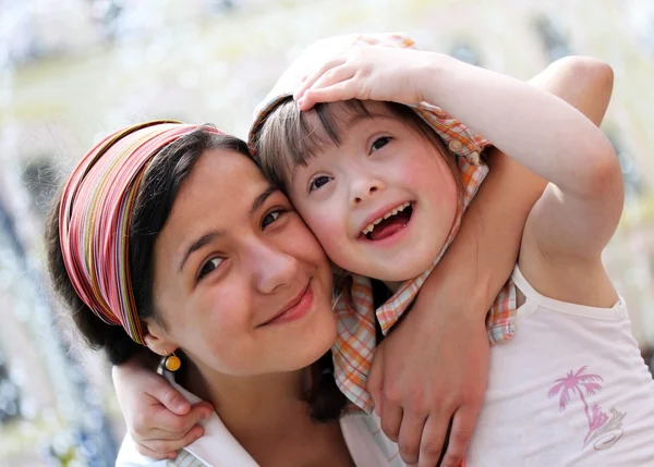 Gelukkige familie momenten - moeder en kind hebben een leuke — Stockfoto