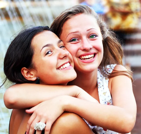 Studenten meisjes plezier buiten — Stockfoto