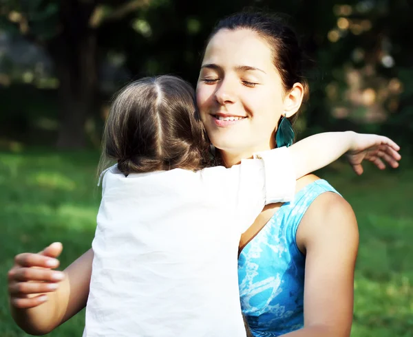 Felices momentos familiares - Madre e hijo se divierten — Foto de Stock