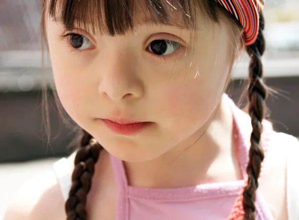 Portrait of beautiful young girl — Stock Photo, Image