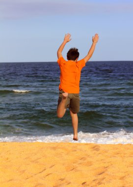 Deniz yaz tatillerini üzerinde çalışan çocuk