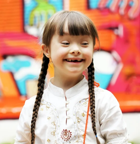 Portrait of beautiful young girl in the park . — Stock Photo, Image