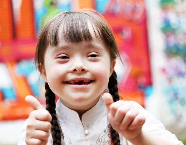 Portret van mooi blij meisje geven duimen omhoog. — Stockfoto