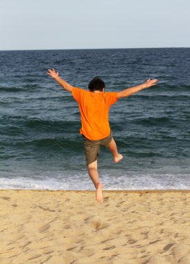 Deniz yaz tatillerini üzerinde çalışan çocuk
