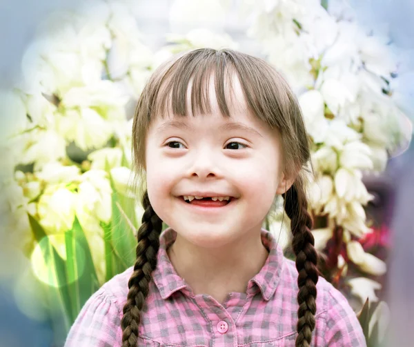 Πορτρέτο του όμορφη νεαρή κοπέλα σε φόντο λουλούδια. — Φωτογραφία Αρχείου