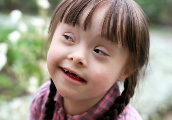 Portrait of beautiful young girl in the park . — Stock Photo, Image