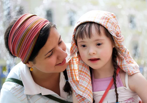 Felices momentos familiares - Madre e hijo se divierten — Foto de Stock