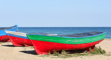 Badalona, İspanya (barcelona) sahilde oturan eski tekneler.