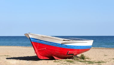 Badalona, İspanya (barcelona) sahilde oturan eski bir tekne.