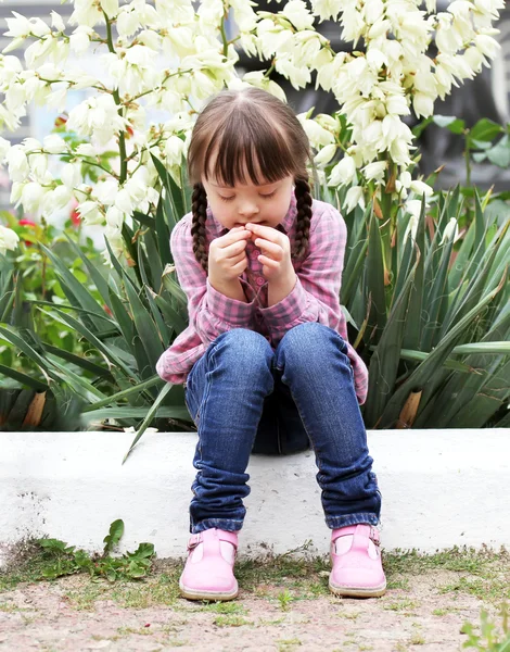 Portrait of beautiful young girl — Stock Photo, Image