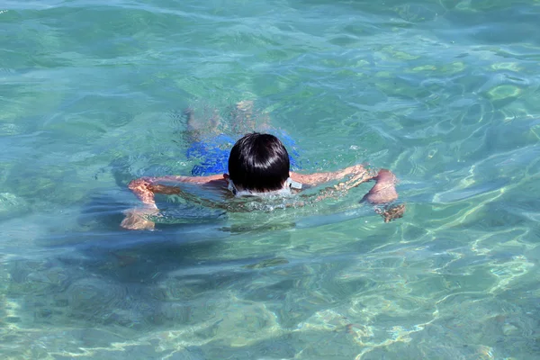 Aktiver Junge schwimmt im Meerwasser. — Stockfoto