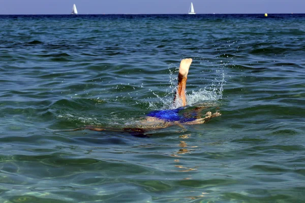 Rapaz ativo nadando na água do mar . — Fotografia de Stock