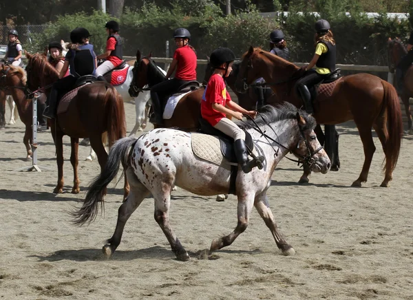 Competizioni per bambini in equestre il 29 giugno 2013 a Barcellona, Spagna . — Foto Stock