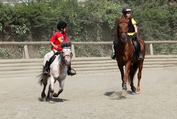 Barnens tävlingar i ridsport på 29 juni 2013 i barcelona, Spanien. — Stockfoto