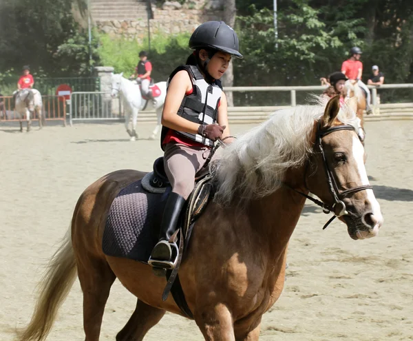 Kinderwettbewerbe im Pferdesport am 29. Juni 2013 in Barcelona, Spanien. — Stockfoto