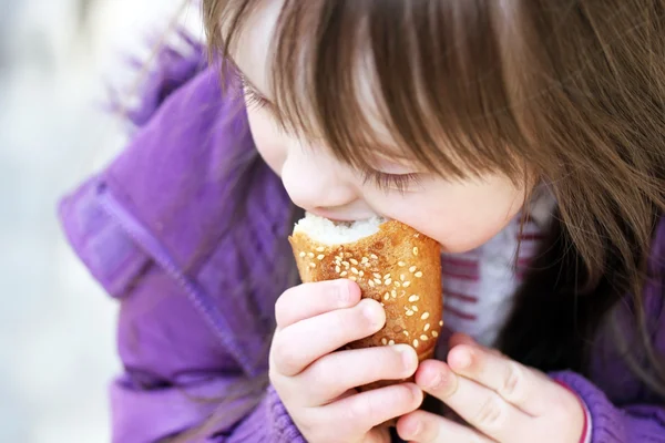 Porträtt av vacker flicka att äta baguette — Stockfoto