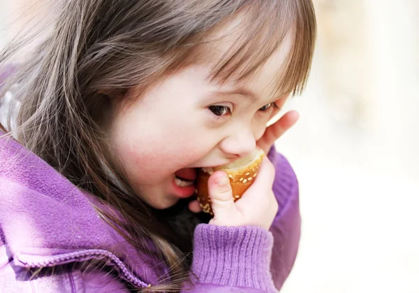 Porträtt av vacker flicka att äta baguette — Stockfoto