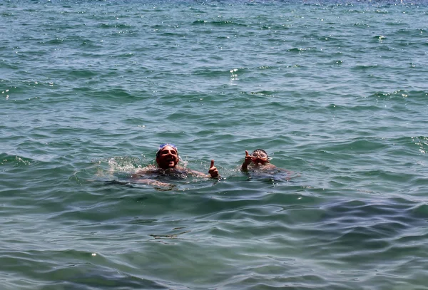 海で泳いでいる家族. — ストック写真