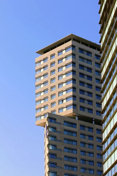 Obrázek v nové budově a modrá obloha — Stock fotografie