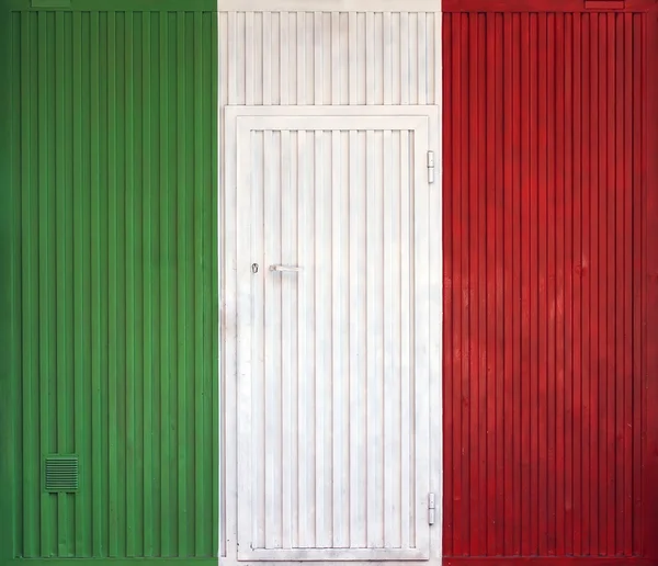 Włoskiej flagi na tle starych zablokowanych drzwi — Zdjęcie stockowe