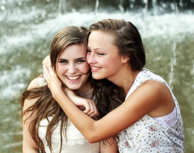 Öğrenci kızlar dışarıda eğleniyor