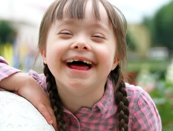 Portrait de belle jeune fille souriante — Photo