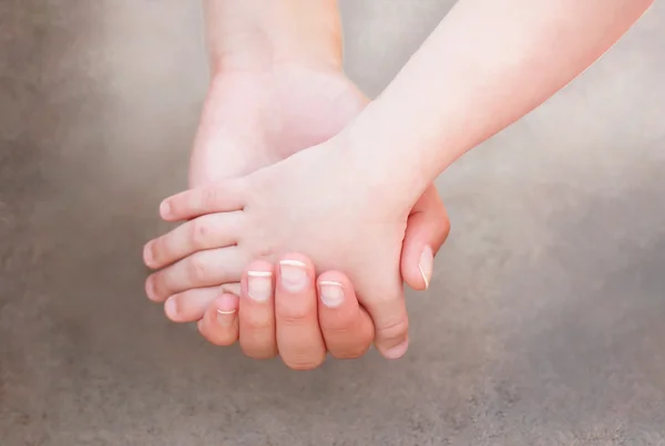 Manos de madre e hijo juntas — Foto de Stock