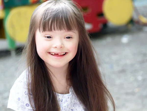 Портрет красивої дівчини на дитячому майданчику — стокове фото