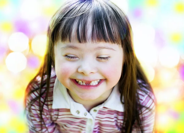 年轻美丽的女孩微笑的肖像 — 图库照片