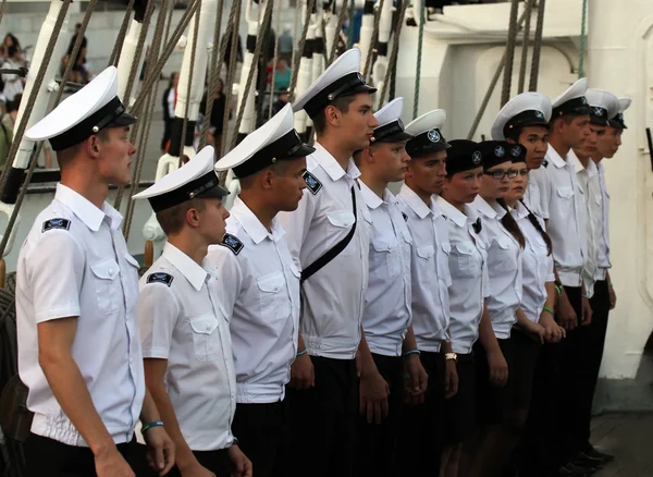 Cadetes del Mar Ruso de Ship Kruzenshtern en la Regata Mediterránea de Barcos Altos 2013 el 22 de septiembre de 2013 en Barcelona, España —  Fotos de Stock