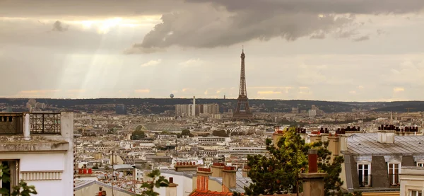 Pariser Skyline mit Eiffelturm — Stockfoto