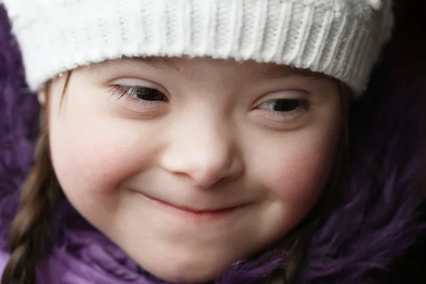 Portrait of beautiful young girl smiling — Stock Photo, Image