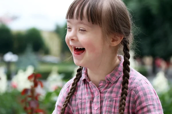 Retrato de bela menina sorrindo — Fotografia de Stock