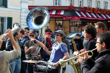 Grup genç müzisyen olarak görülen Paris Montmartre