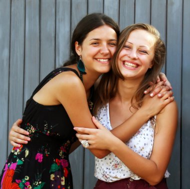 Öğrenci kızlar dışarıda eğleniyor