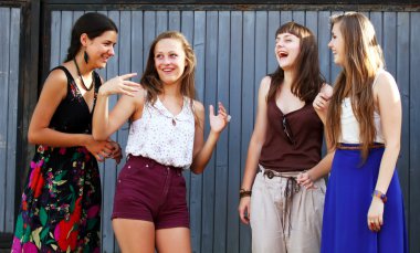 Öğrenci kızlar dışarıda eğleniyor