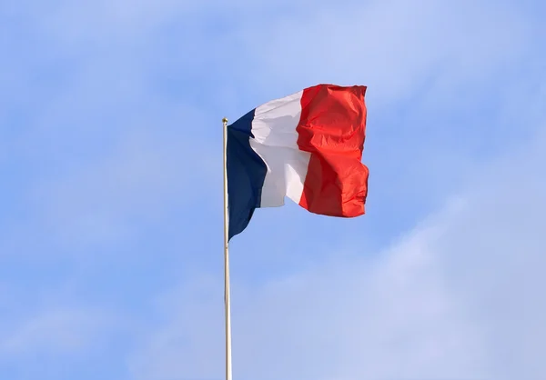 Vlag van Frankrijk over een blauwe hemel — Stockfoto