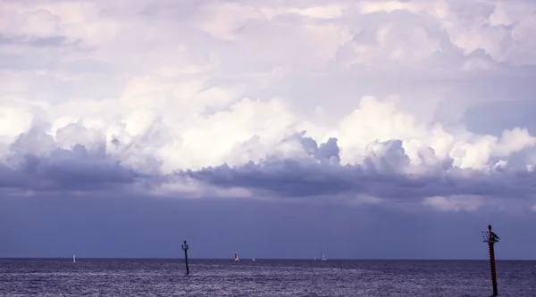 Enormes nuvens se reúnem no mar — Fotografia de Stock