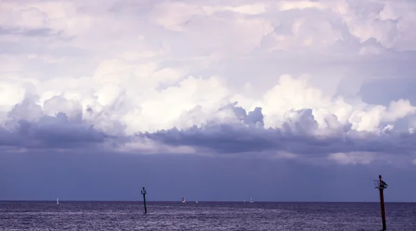 Huge clouds gather on the sea — Stock Photo, Image