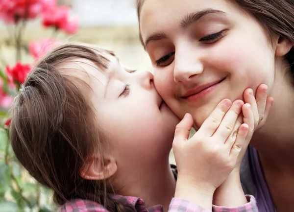 Gelukkige familie momenten - moeder en kind hebben een leuke. — Stockfoto