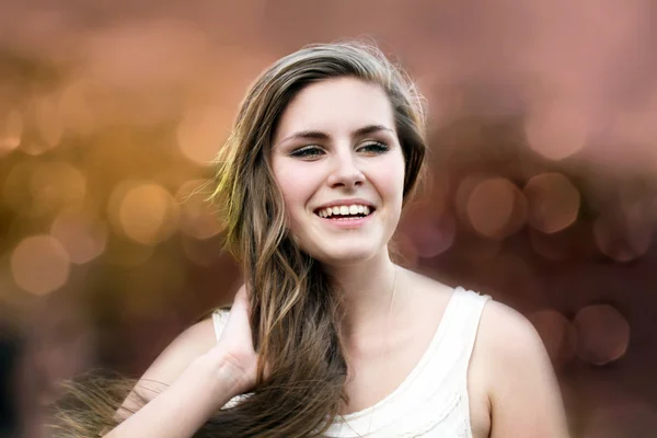 Glad tjej på bakgrund av bokeh — Stockfoto