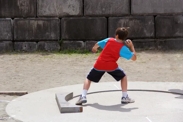 Niño en pista y competencia de campo — Foto de Stock