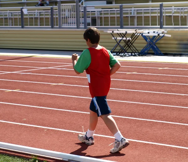 Niño en pista y competencia de campo — Foto de Stock