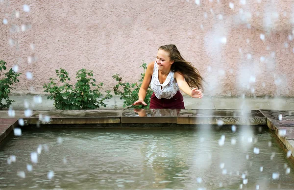 Φοιτητής κορίτσι διασκεδάζοντας εκτός — Φωτογραφία Αρχείου
