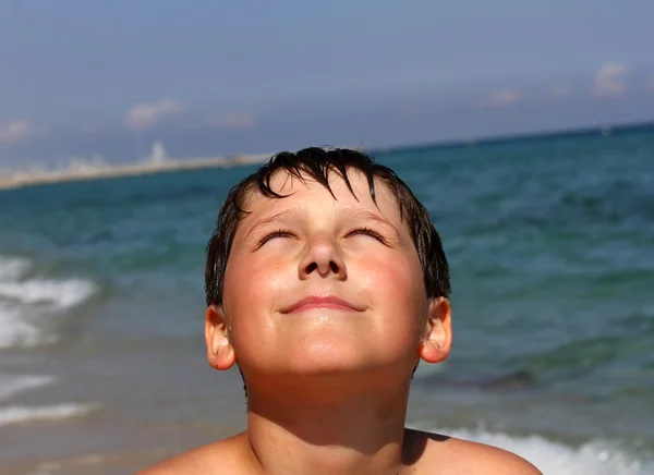 Pojke på stranden — Stockfoto